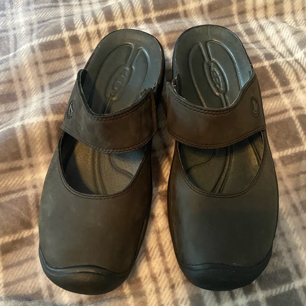Practically brand new Keen Saratoga slip on black size 8